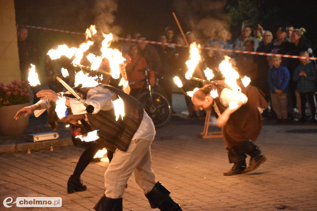 Widowiskowy pokaz fireshow przed Bramą Grudziądzką