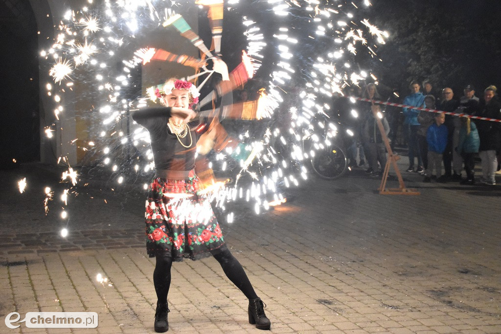 Widowiskowy pokaz fireshow przed Bramą Grudziądzką