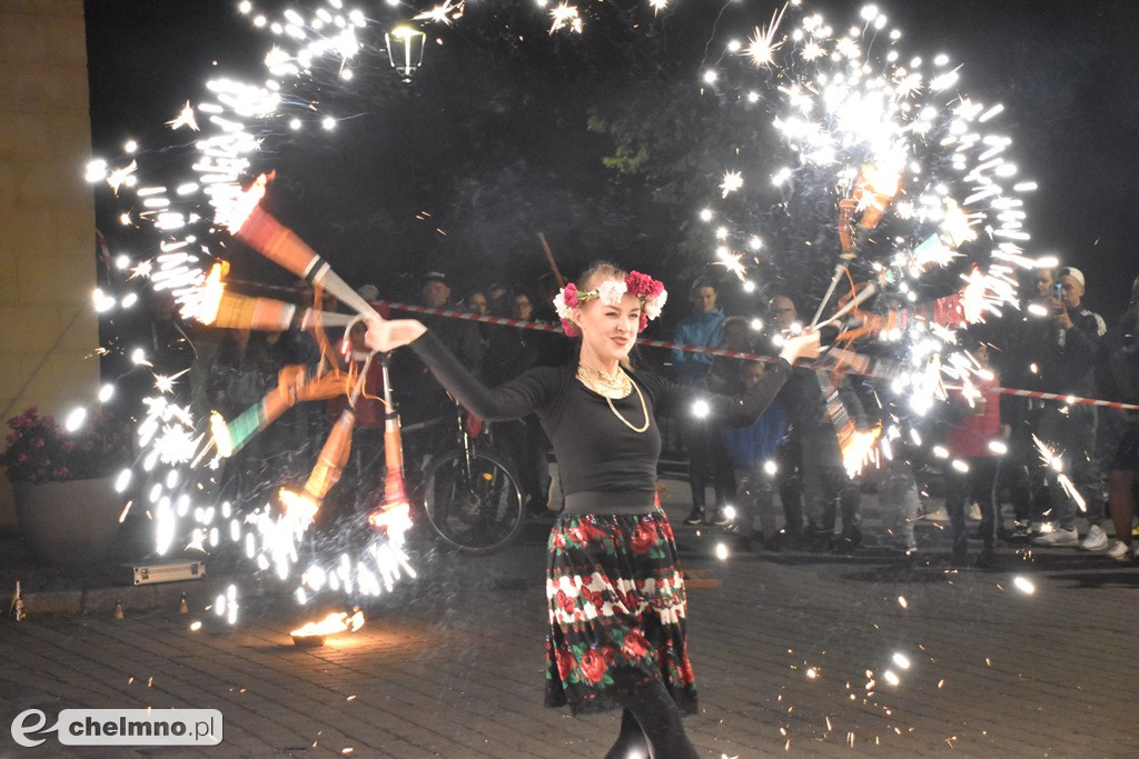 Widowiskowy pokaz fireshow przed Bramą Grudziądzką