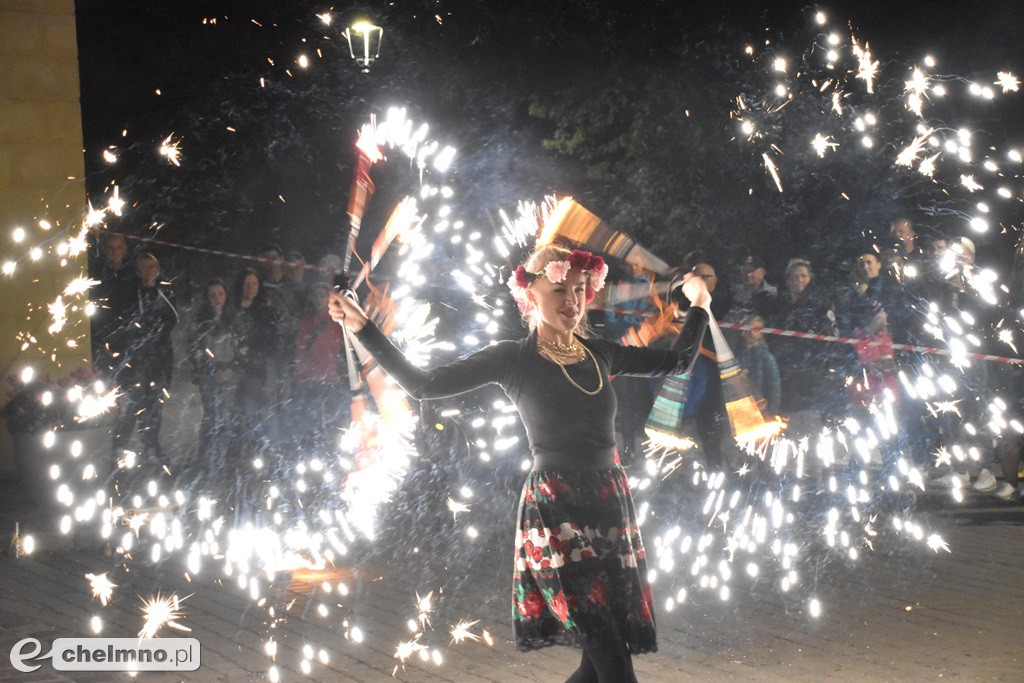 Widowiskowy pokaz fireshow przed Bramą Grudziądzką