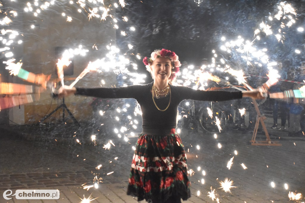 Widowiskowy pokaz fireshow przed Bramą Grudziądzką