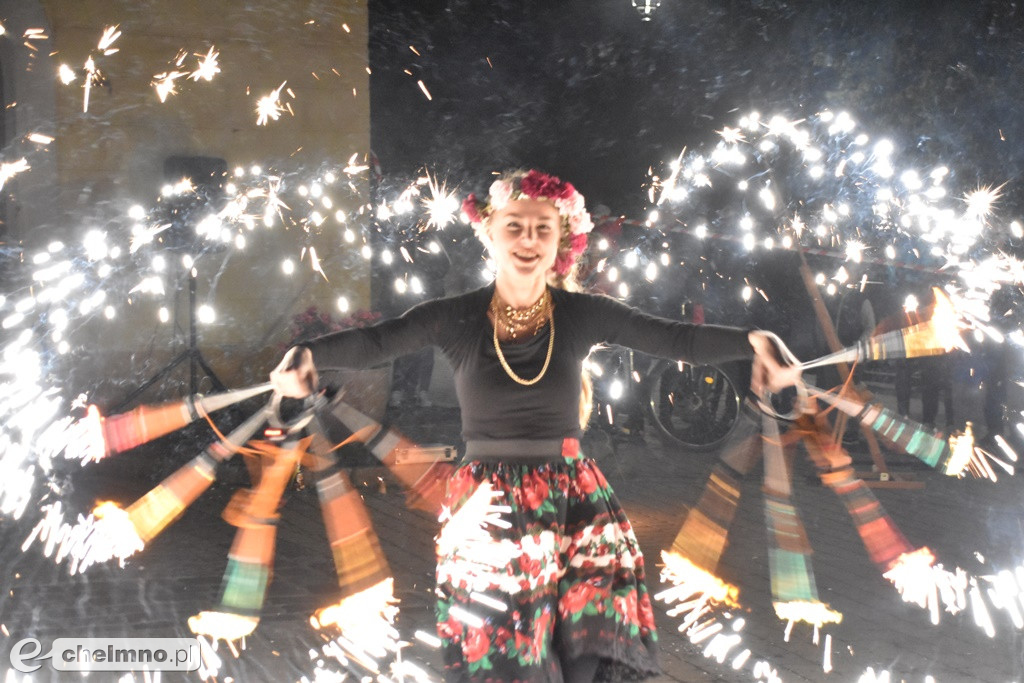 Widowiskowy pokaz fireshow przed Bramą Grudziądzką