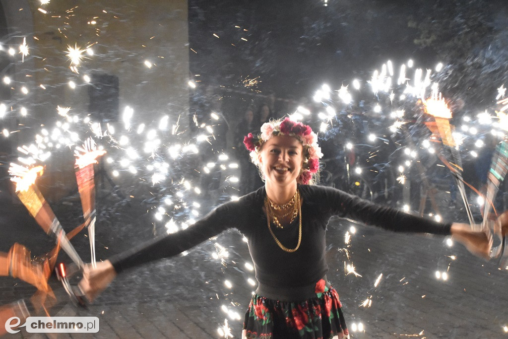 Widowiskowy pokaz fireshow przed Bramą Grudziądzką