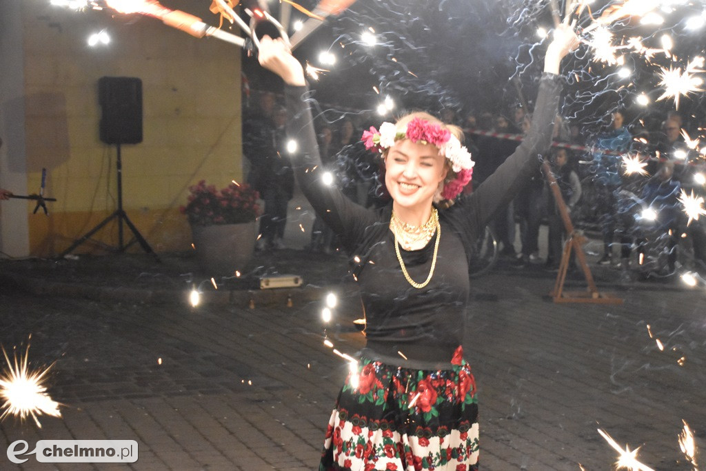Widowiskowy pokaz fireshow przed Bramą Grudziądzką