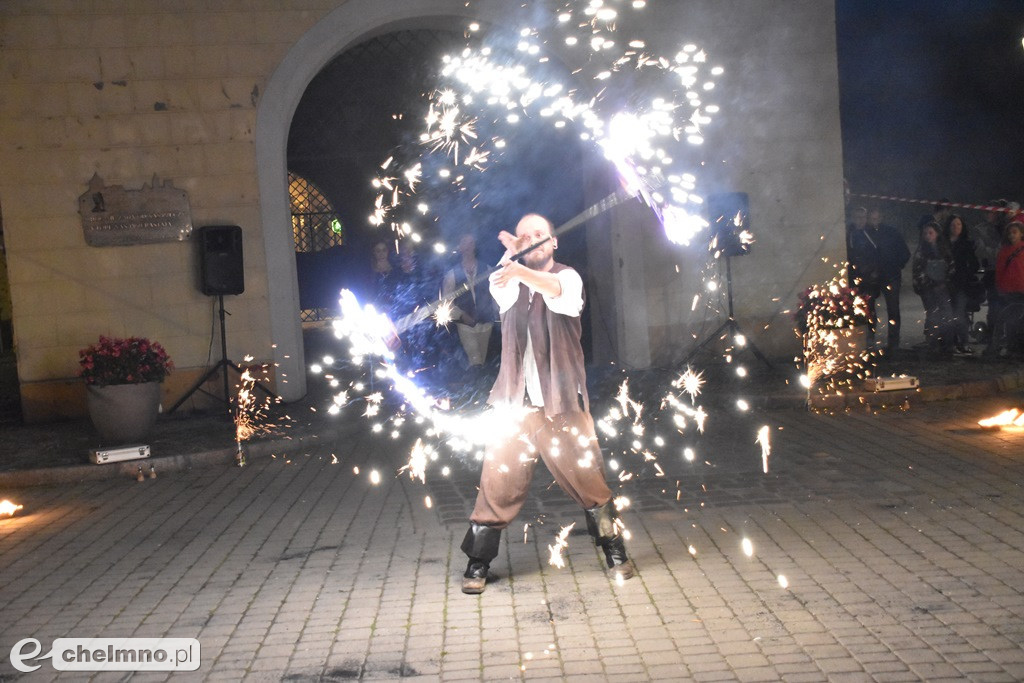 Widowiskowy pokaz fireshow przed Bramą Grudziądzką