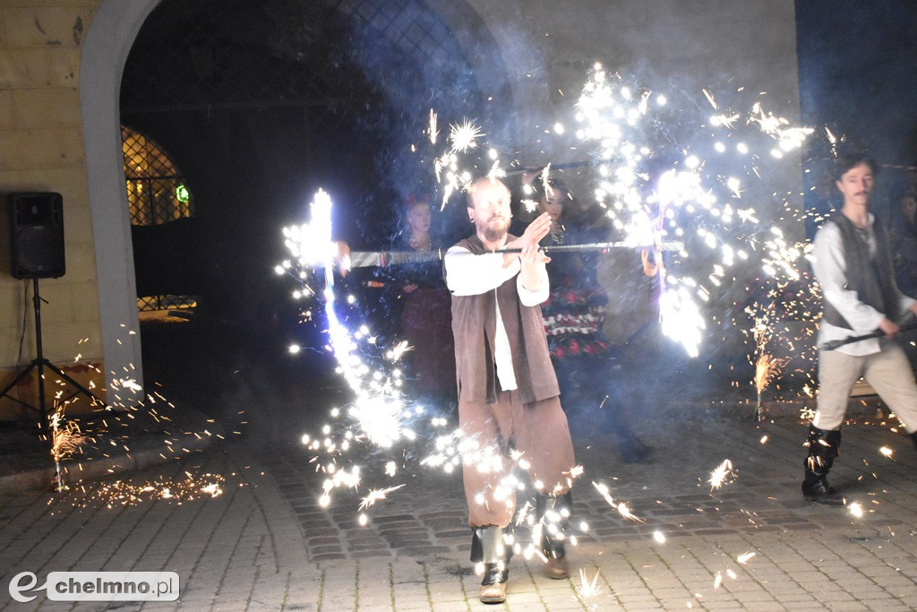 Widowiskowy pokaz fireshow przed Bramą Grudziądzką