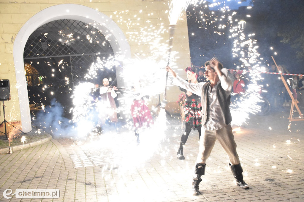 Widowiskowy pokaz fireshow przed Bramą Grudziądzką