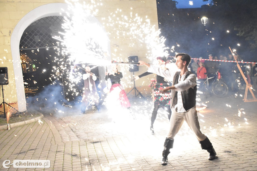 Widowiskowy pokaz fireshow przed Bramą Grudziądzką