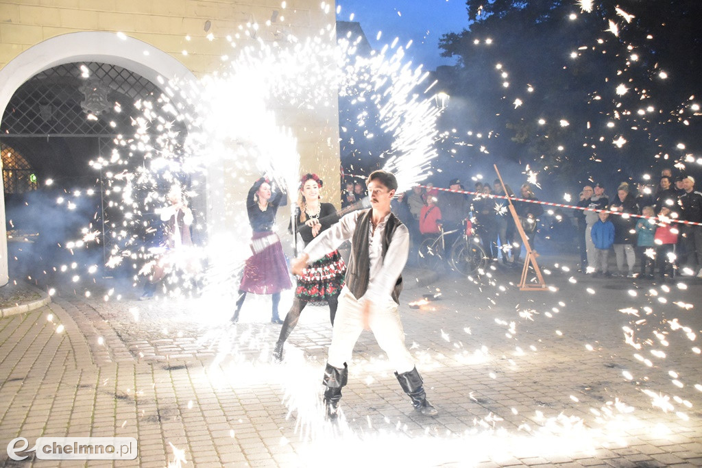 Widowiskowy pokaz fireshow przed Bramą Grudziądzką