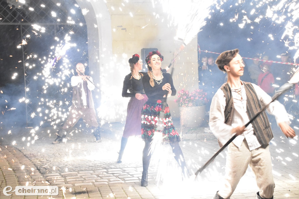 Widowiskowy pokaz fireshow przed Bramą Grudziądzką