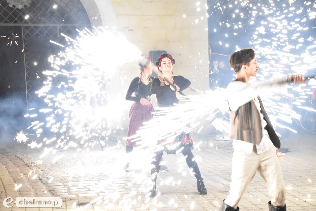 Widowiskowy pokaz fireshow przed Bramą Grudziądzką