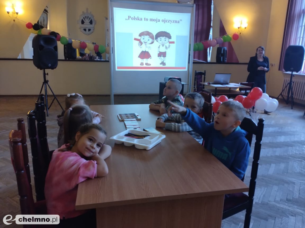 Przedszkolaki na lekcji patriotycznej