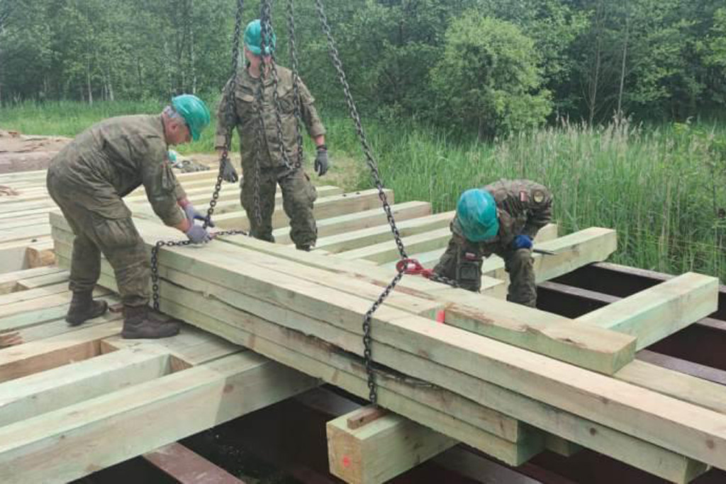 Żołnierze 3 BDM budują i remontują kolejne mosty