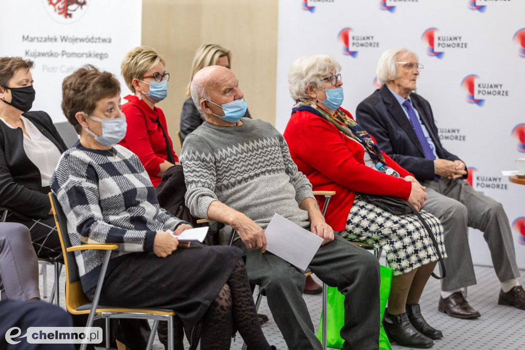 Bransoletki życia – takiego wsparcia oczekują seniorzy