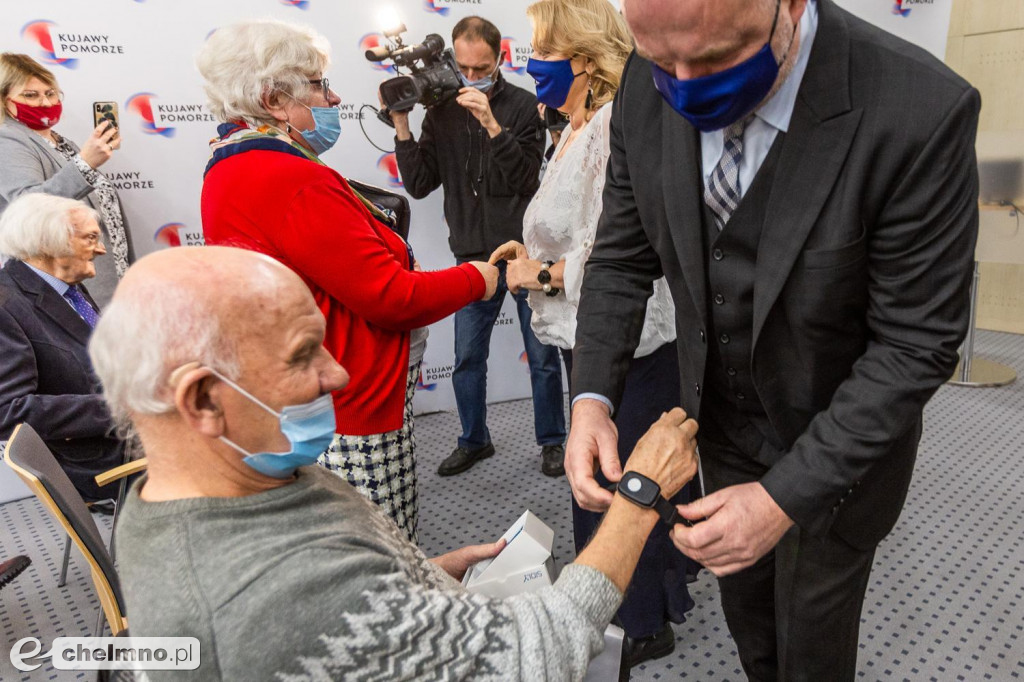 Bransoletki życia – takiego wsparcia oczekują seniorzy