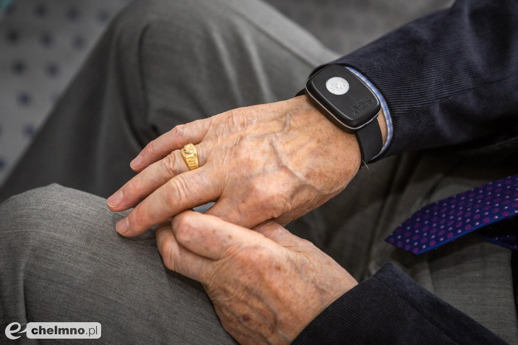 Bransoletki życia – takiego wsparcia oczekują seniorzy