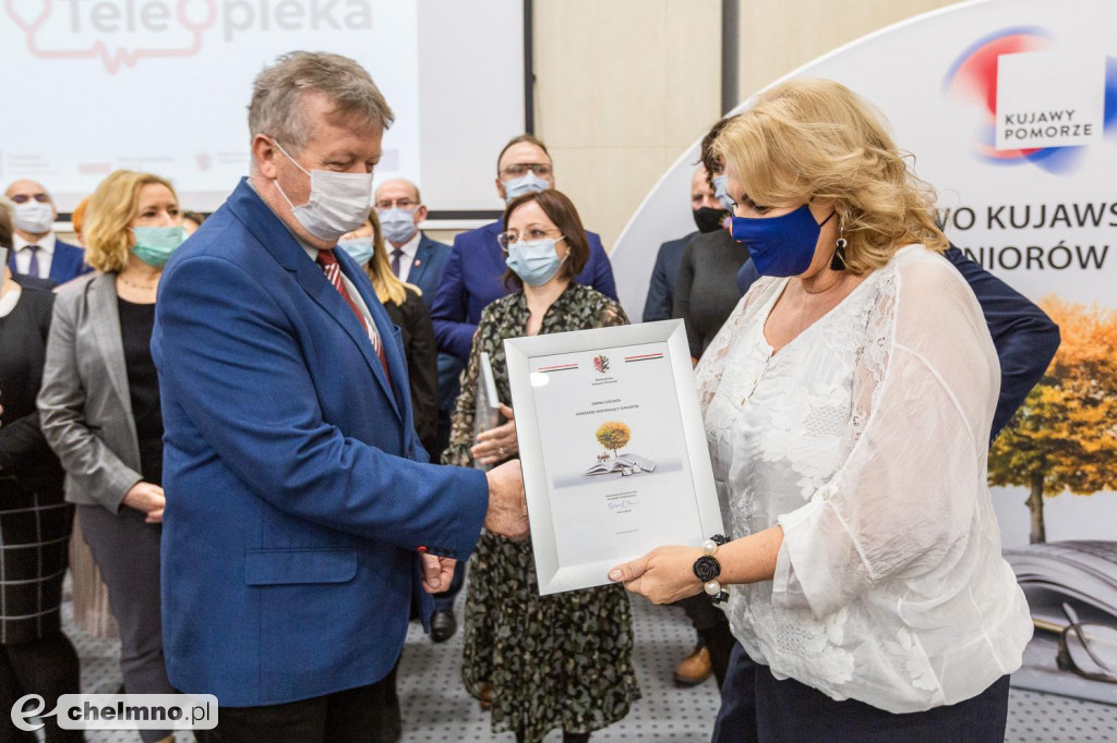 Bransoletki życia – takiego wsparcia oczekują seniorzy