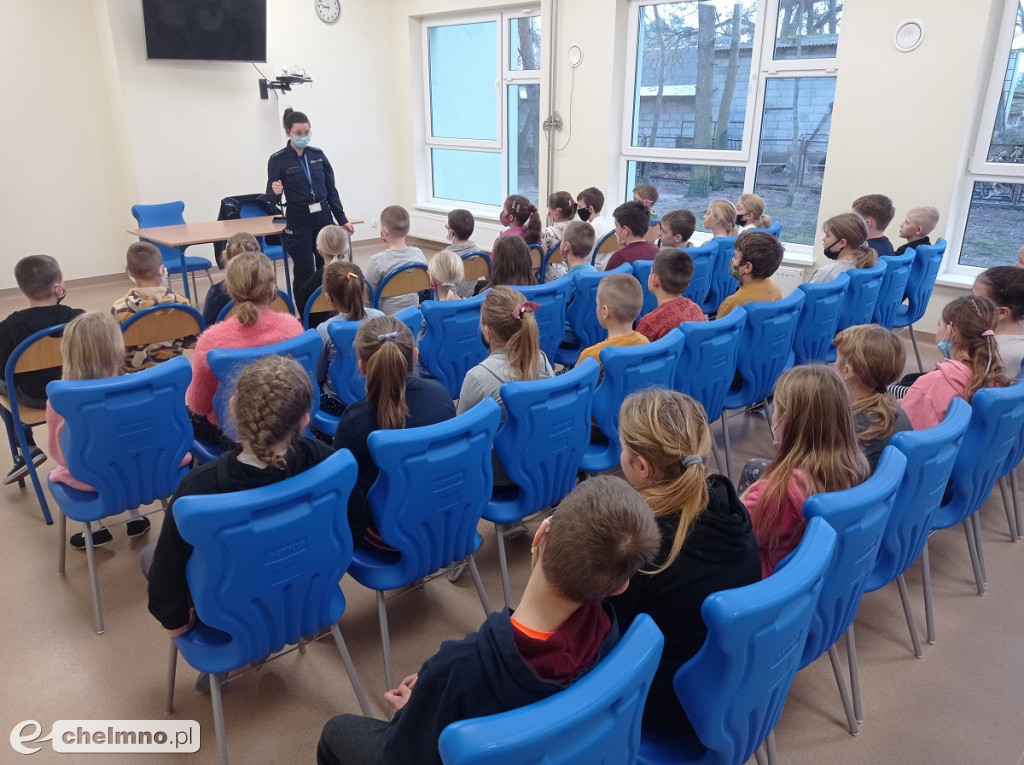 Policjanci z Chełmna odwiedzili uczniów SP w Kolnie