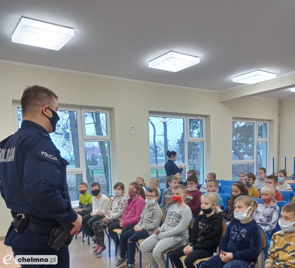 Policjanci z Chełmna odwiedzili uczniów SP w Kolnie