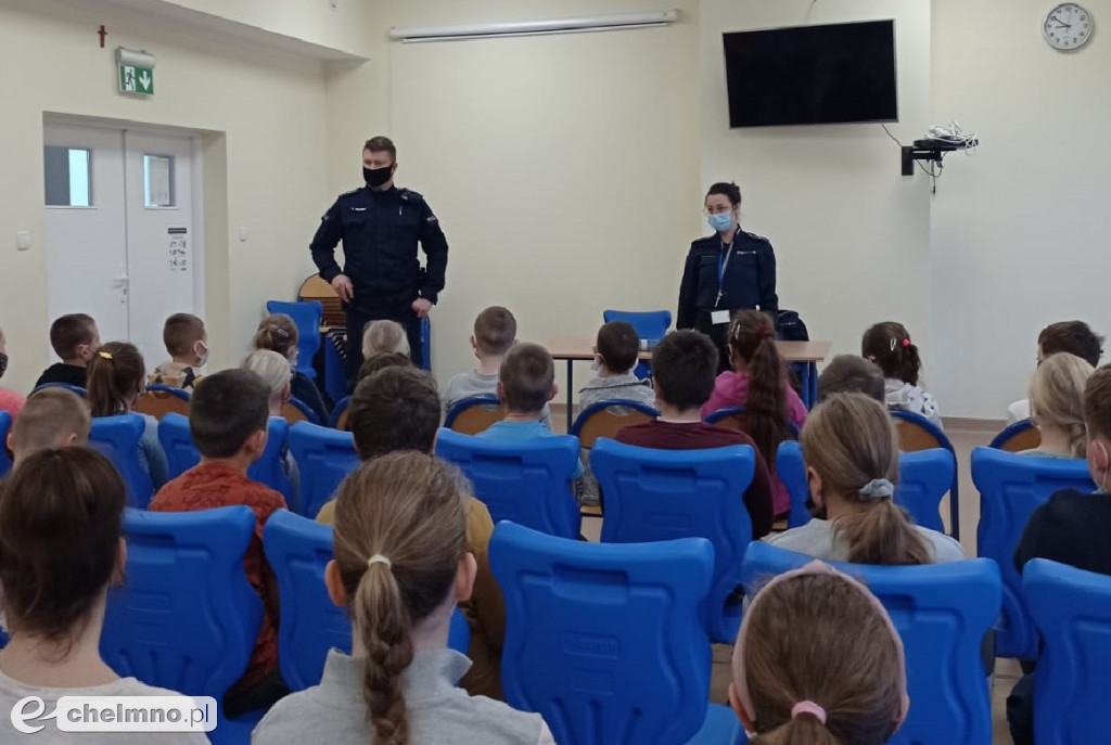 Policjanci z Chełmna odwiedzili uczniów SP w Kolnie
