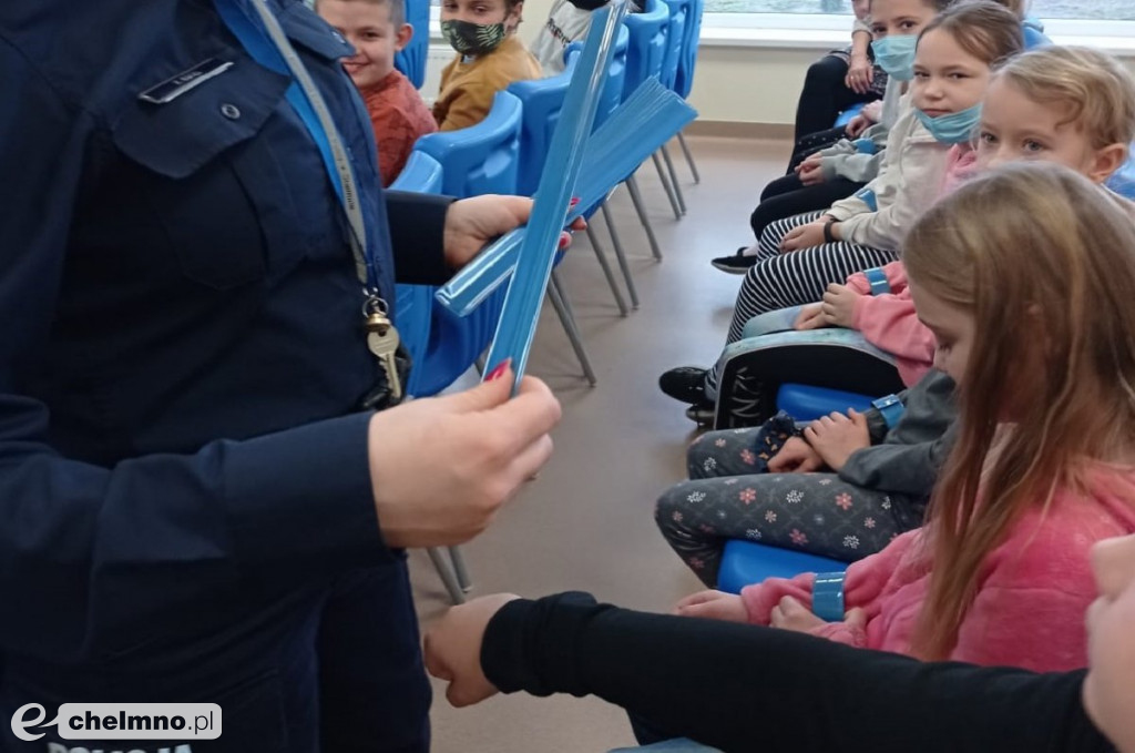 Policjanci z Chełmna odwiedzili uczniów SP w Kolnie