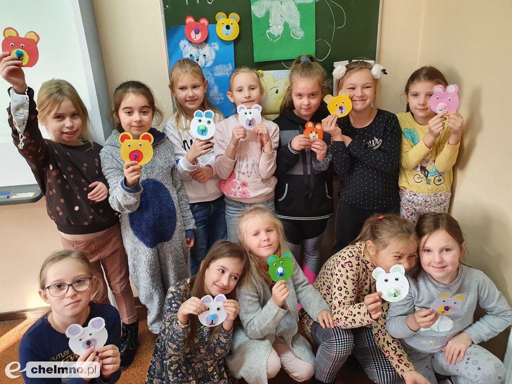 Wspomnienie Dnia Pluszowego Misia w Dwójce