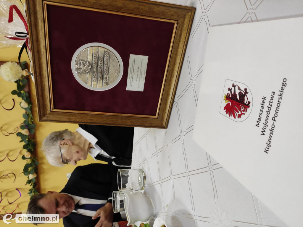 Trzy medale Unitas Durat w rękach nestorów