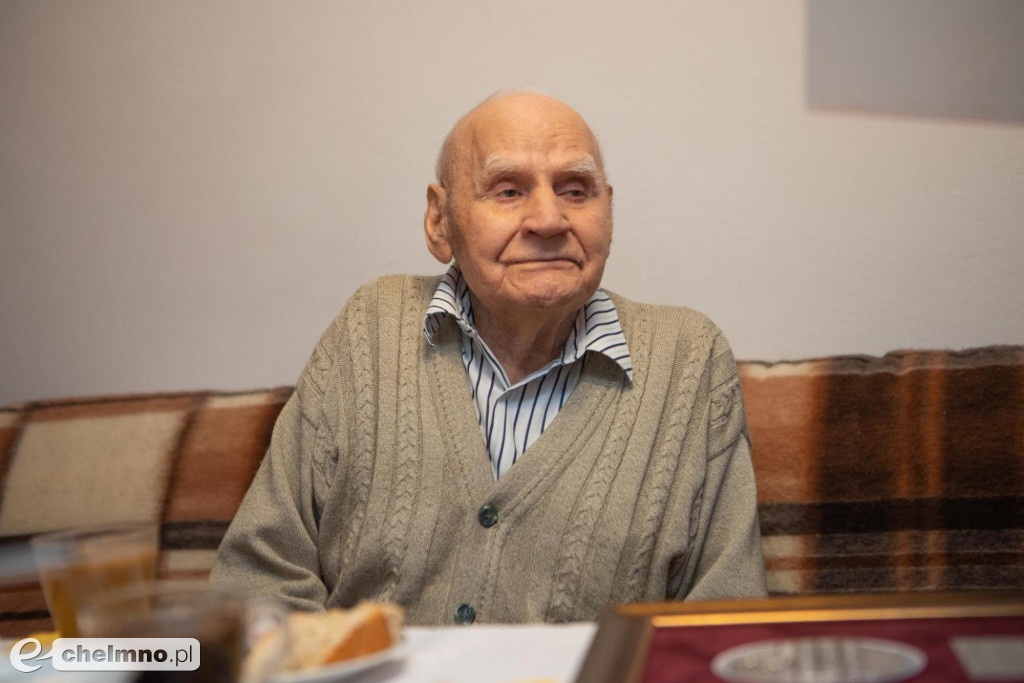 Trzy medale Unitas Durat w rękach nestorów