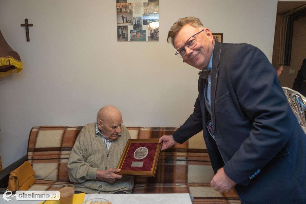 Trzy medale Unitas Durat w rękach nestorów