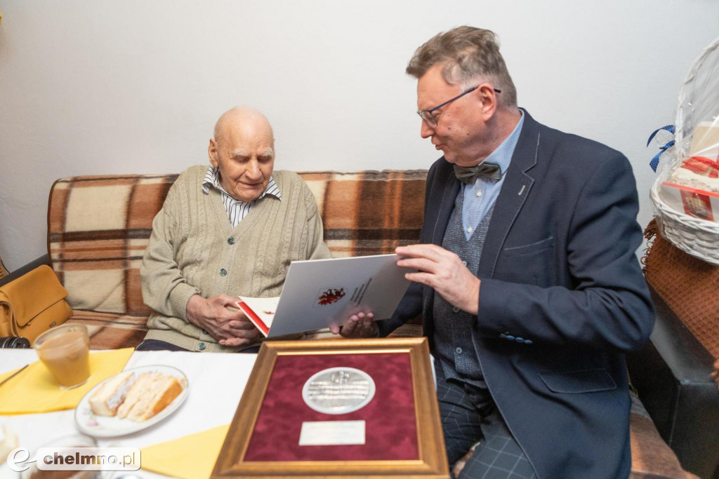 Trzy medale Unitas Durat w rękach nestorów