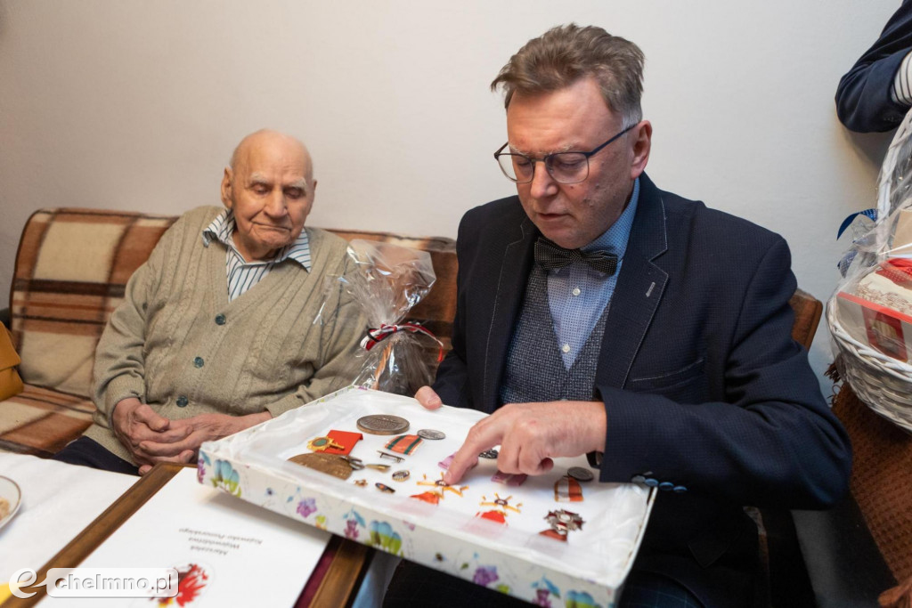 Trzy medale Unitas Durat w rękach nestorów