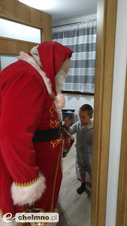 Mikołaj obudził dzieci dzwoneczkami