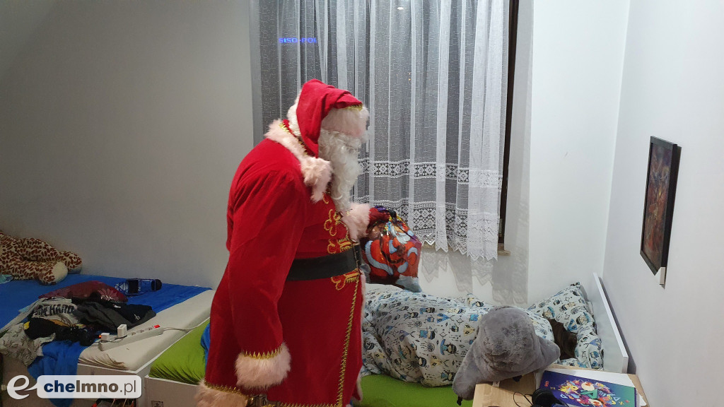 Mikołaj obudził dzieci dzwoneczkami