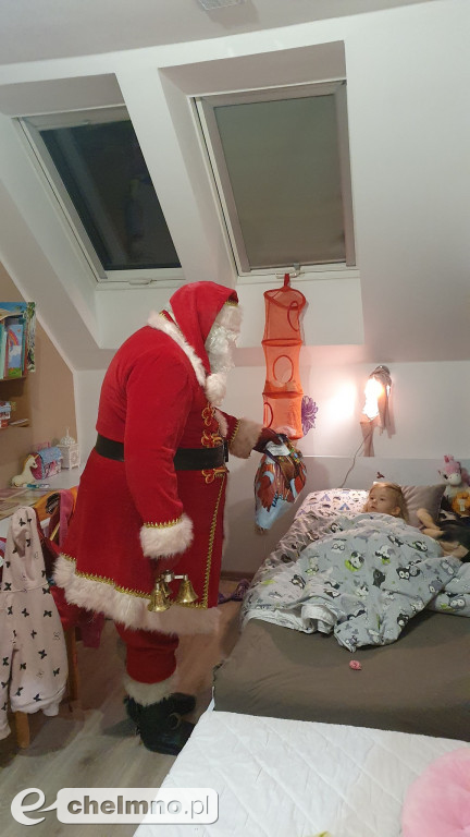 Mikołaj obudził dzieci dzwoneczkami
