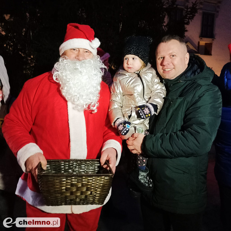 Dzieci bawiły się z Mikołajem i Elfami na Rynku