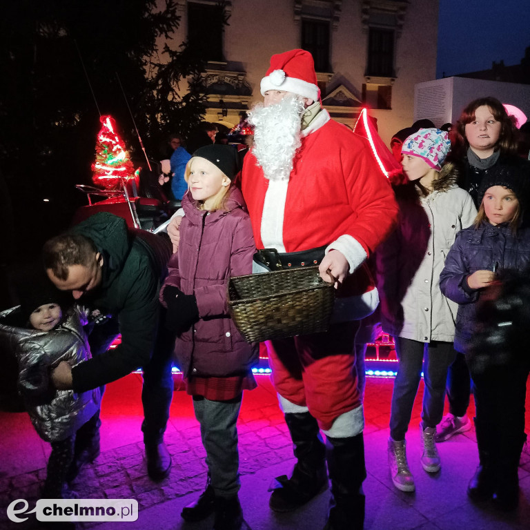 Dzieci bawiły się z Mikołajem i Elfami na Rynku