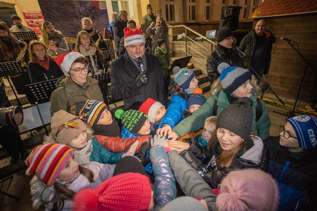 Wspólne kolędowanie przed Urzędem Marszałkowskim
