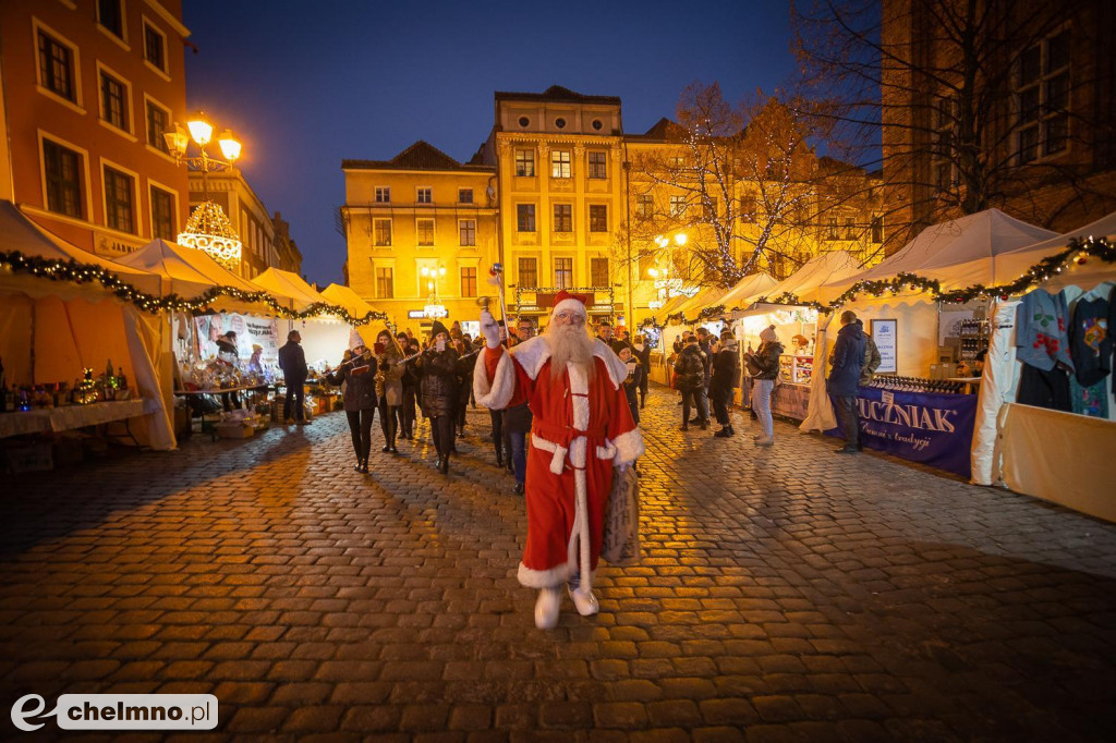 Wspólne kolędowanie przed Urzędem Marszałkowskim