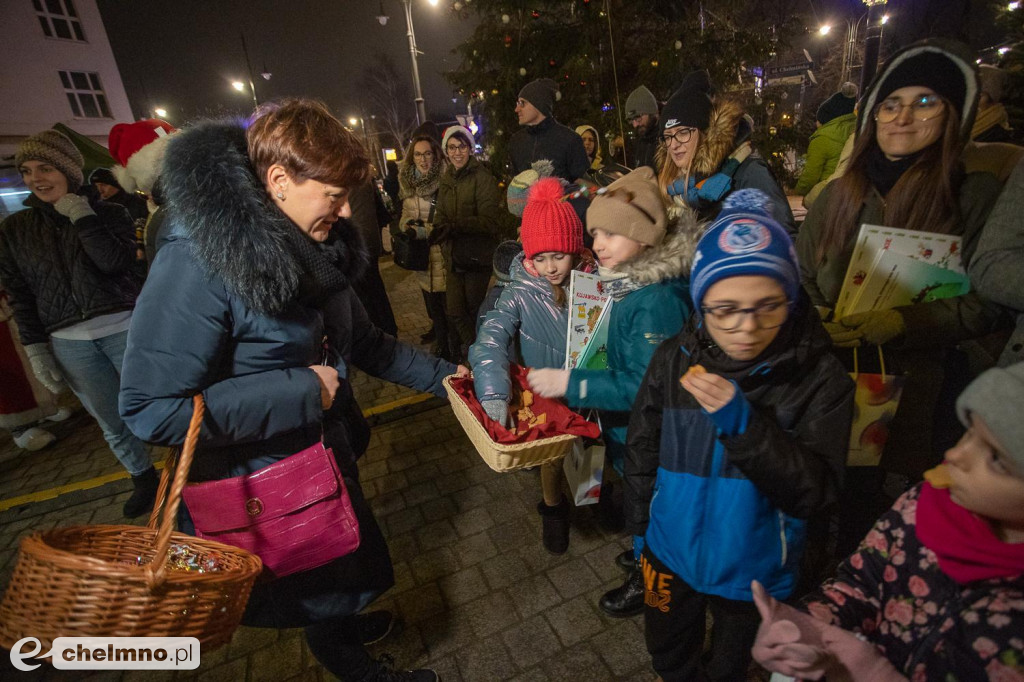 Wspólne kolędowanie przed Urzędem Marszałkowskim