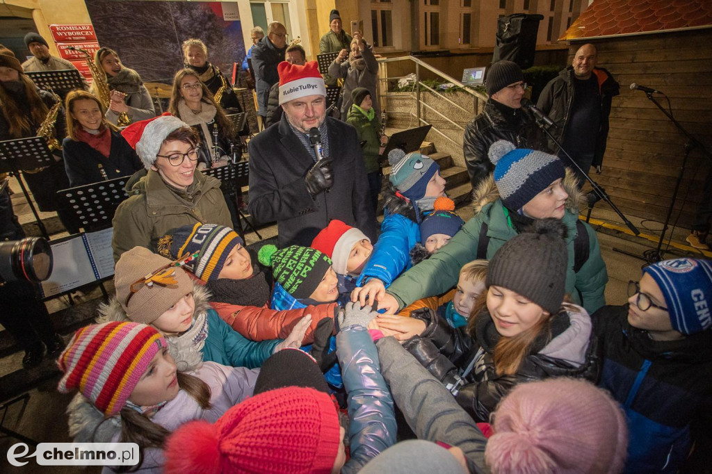 Wspólne kolędowanie przed Urzędem Marszałkowskim
