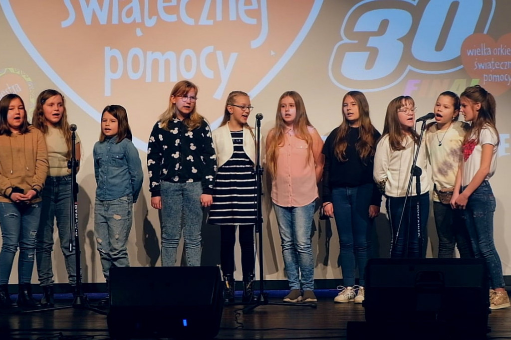 Uczennice Jedynki pięknie śpiewały i tańczyły w Rondzie