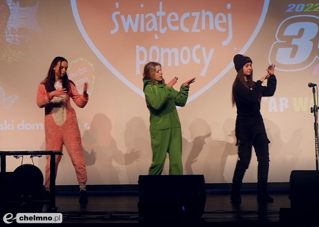 Uczennice Jedynki pięknie śpiewały i tańczyły w Rondzie
