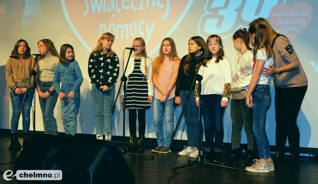 Uczennice Jedynki pięknie śpiewały i tańczyły w Rondzie