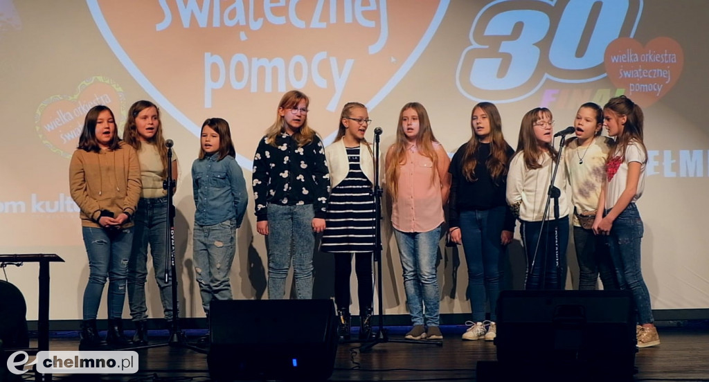 Uczennice Jedynki pięknie śpiewały i tańczyły w Rondzie