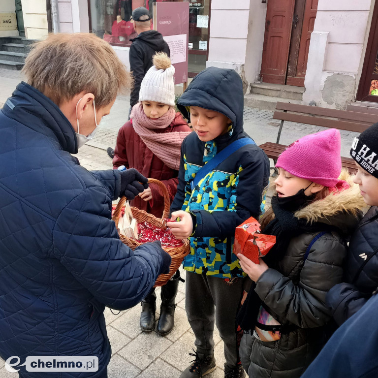 Symboliczne Walentynkowe cukierki dla mieszkańców