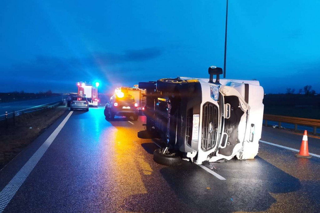 Przewrócony bus zablokował autostradę A1