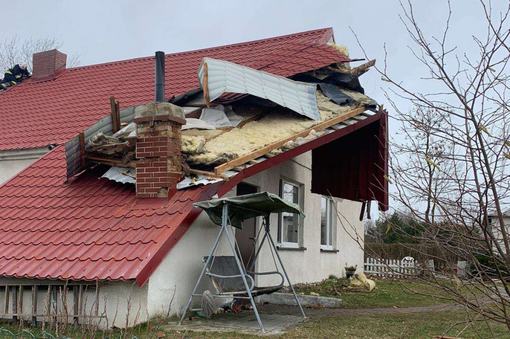 Zerwane dachy i powalone drzewa w okolicach