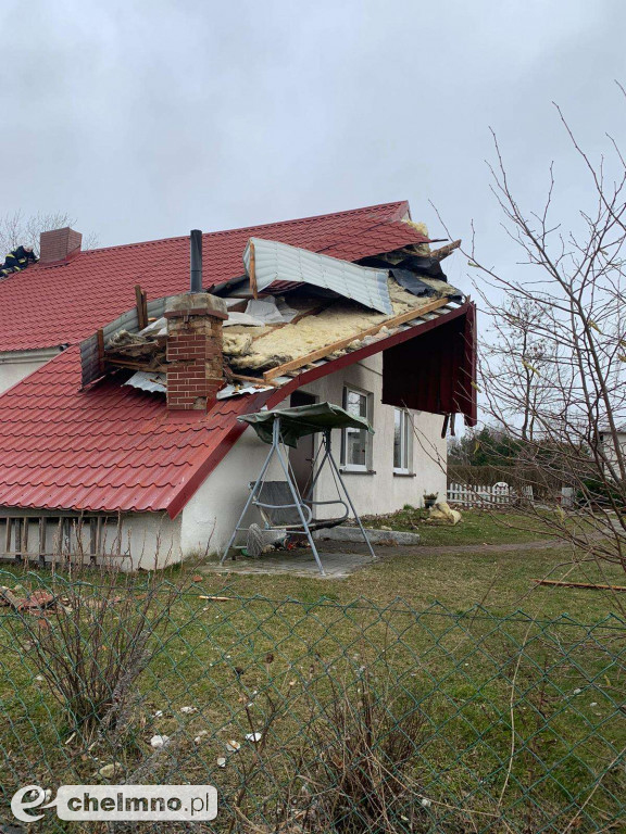 Zerwane dachy i powalone drzewa w okolicach