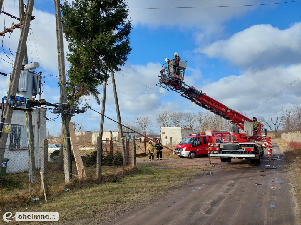 Zerwane dachy i powalone drzewa w okolicach