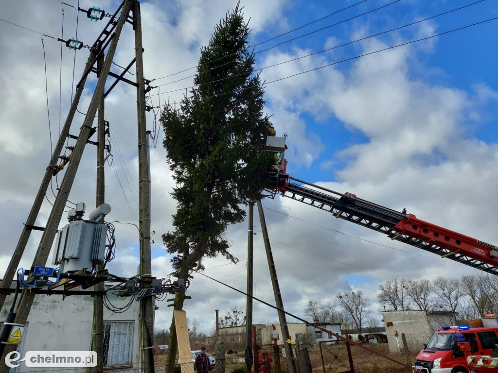 Zerwane dachy i powalone drzewa w okolicach